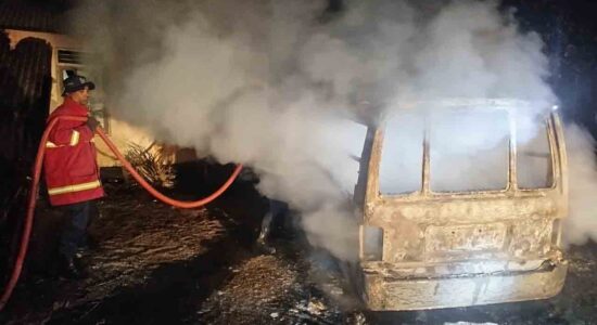 Mobil Angkutan Umum Trayek Tulehu Ludes Terbakar