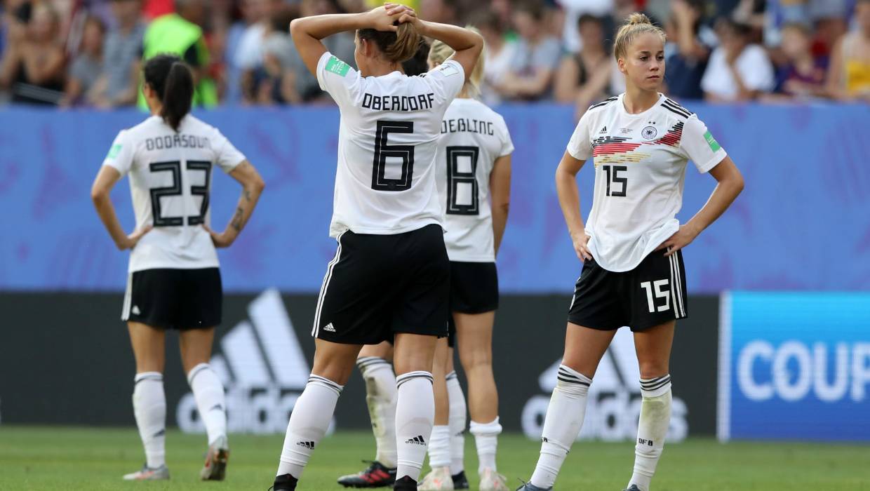 GAGAL KE SEMIFINAL - Para pemain Jerman meluapkan kesedihannya usai kalah d...