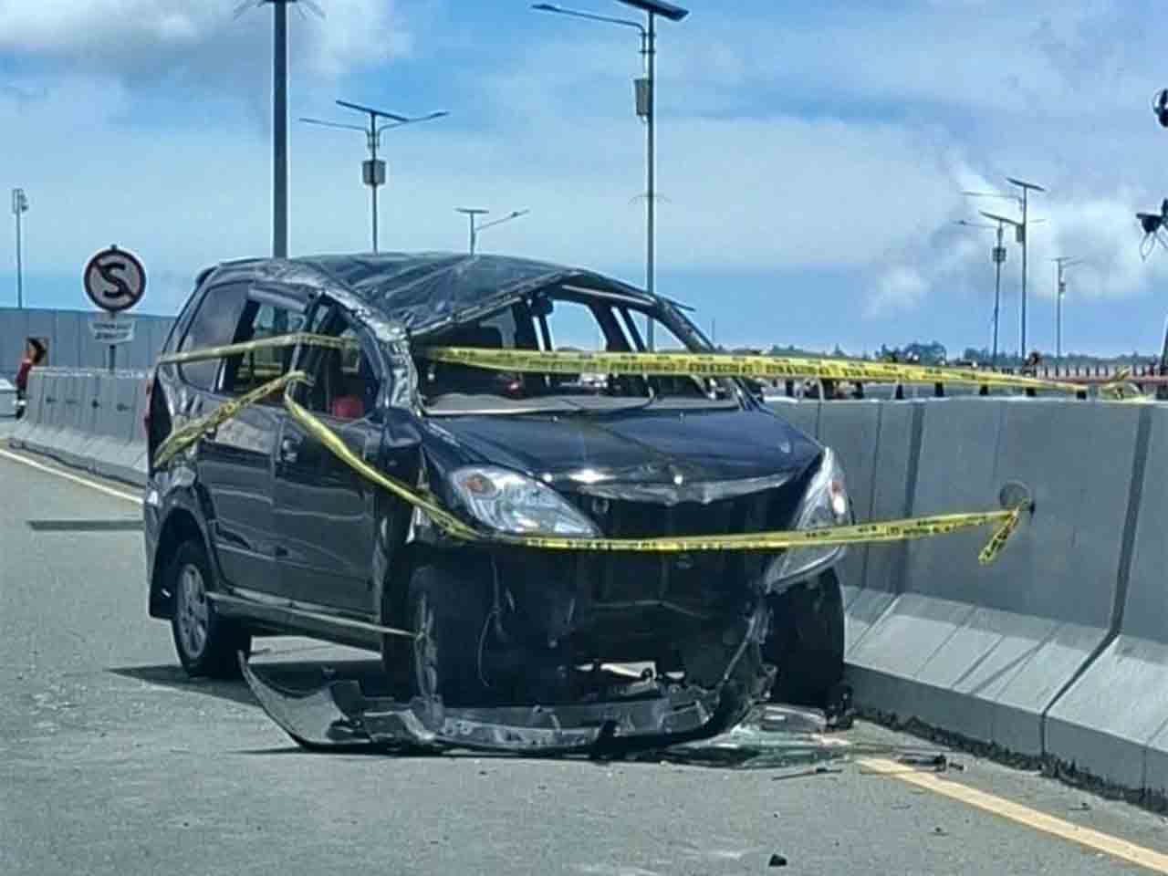 Kaget Lihat Sosok Perempuan Nyebrang Jalan, Avanza Tabrak Pembatas JMP Ambon